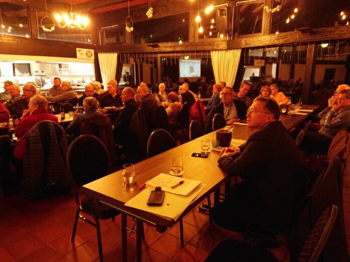 Rund 45 Gäste und Mitglieder hatten sich im Restaurant Hevra in Wuppertal-Dornap versammelt. Foto: BV Düssel