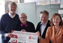Rita Trudslev, Vorsitzende des Kinderschutzbundes, freut sich über die Spende, die Baas Edgar Dullni, Zauberer Helmut Kröger und Vizebaas Guido Multhaupt (v.r.) überreichten. Foto: Ratinger Jonges