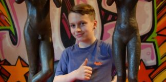 Der elfjährige Jayden aus Eggerscheidt freut sich auf den Workshop - hier zu sehen zwischen zwei Plastiken, die bei dem Workshop mit von der Partie sind. Foto: Stadt Ratingen