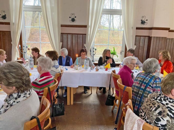 Rund 20 NTV-Damen trafen sich im Haus Sondermann an der Kaffeetafel. Foto: NTV