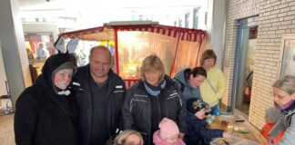 Kindern beim Bemalen der Eier zu. Foto: Kreisstadt Mettmann