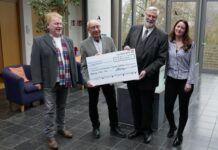 Freuen sich bei der Scheckübergabe: Klaus Hunschede (1. Vorsitzender) und Hans-Willi Hachel (Schatzmeister) vom Förderverein, Martin Hamburger als Vertreter der Bethe-Stiftung und die Hospizleitung Jennifer Thielen. Foto: Verein