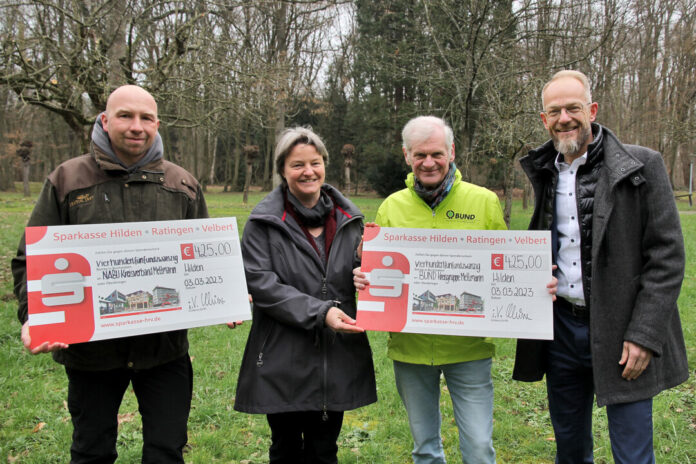 Markus Rotzal (NABU), Claudia Roth, Götz Lederer (beide BUND) und Holger Kleine (Sparkasse HRV) bei der Spendenübergabe. Foto: Sparkasse HRV
