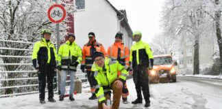 Trotz des Schneefalls am Mittwoch trafen sich die Beteiligten zum Ortstermin - Michael Krahl sprühte das erste Piktogramm selbst auf. Foto: Mathias Kehren