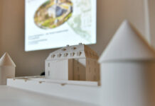Das Schloss Hardenberg mit Treppenturm im Modell. So soll es nach der Sanierung von der Bernsaustraße gesehen ausschauen. Foto: Mathias Kehren