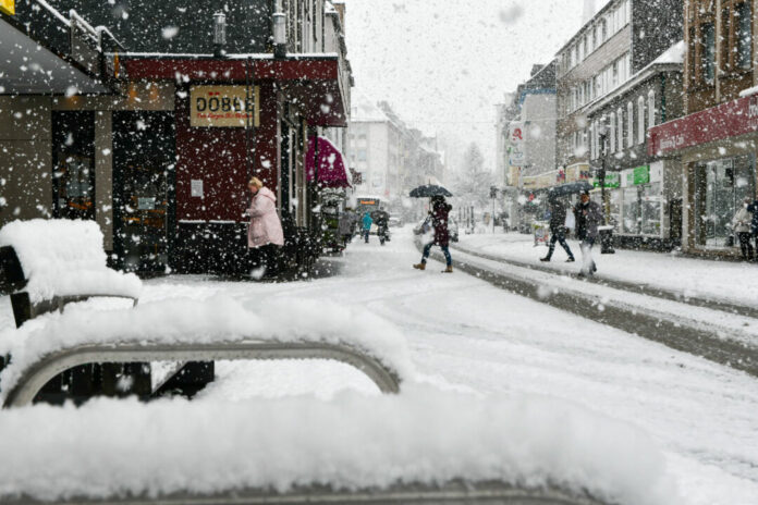 In Heiligenhaus schwebten dicke Flocken herab und bildeten schnell eine geschlossene Schneedecke. Foto: Mathias Kehren