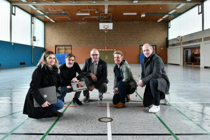 Die Sporthallen in Velbert bekommen bald schnelles Internet: Die Pläne vorgestellt haben Angelika Pytlik (Teamleitung Breitbandausbau, Stadtwerke), Sportdezernent Gerno Böll, Martin Kaczor (Abteilungsleiter Breitband, Stadtwerke), Nina Kerßenfischer (Leiterin Sport- und Betriebsmanagement, Stadt Velbert) und Peter Glück vom Immobilienservice der Stadt. Foto: Mathias Kehren