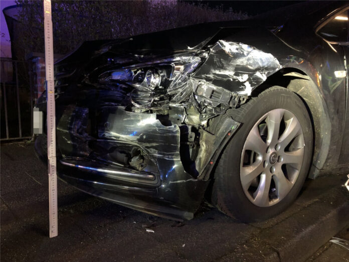 Der Opel wurde bei dem Unfall im Frontbereich erheblich beschädigt. Foto: Polizei