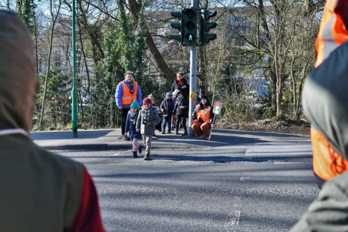 Geübt wurde auch das richtige Verhalten an einer Fußgängerampel. Foto: Mathias Kehren