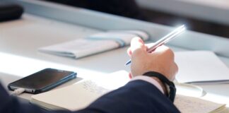 Ein Mann sitzt an einem Schreibtisch und nimmt an einer Konferenz teil. Foto: pixabay