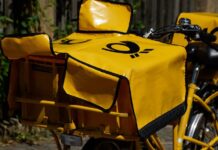 Ein Fahrrad eines Briefausträgers ist zu sehen. Foto: pixabay