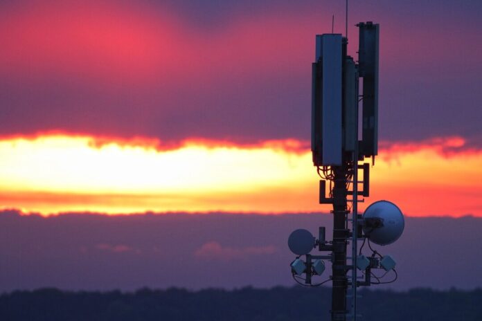 Ein Mobilfunkmast bei Sonnenuntergang. Foto: pixabay