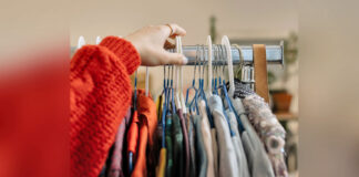 Bei der Secondhand Börse können Frauen in aller Ruhe nach neuen Sachen stöbern. Symbolfoto: Pexels