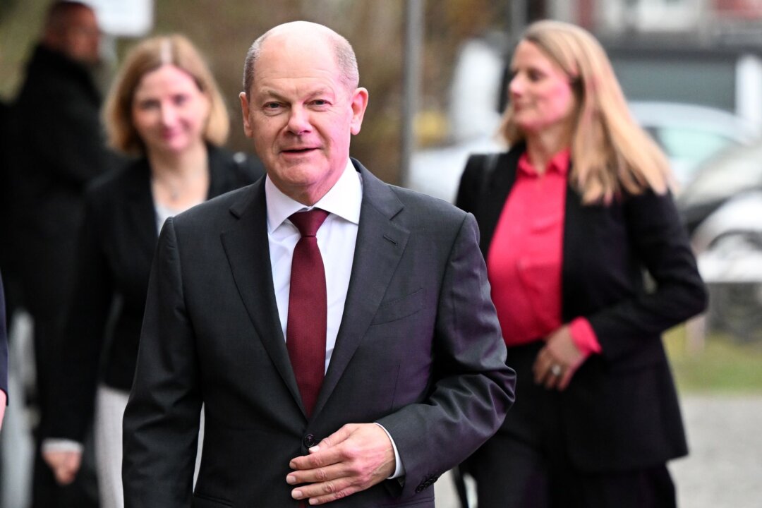 Bundeskanzler Olaf Scholz (SPD) geht zum Gebäude der Kunstsammlung Nordrhein-Westfalen K21.
