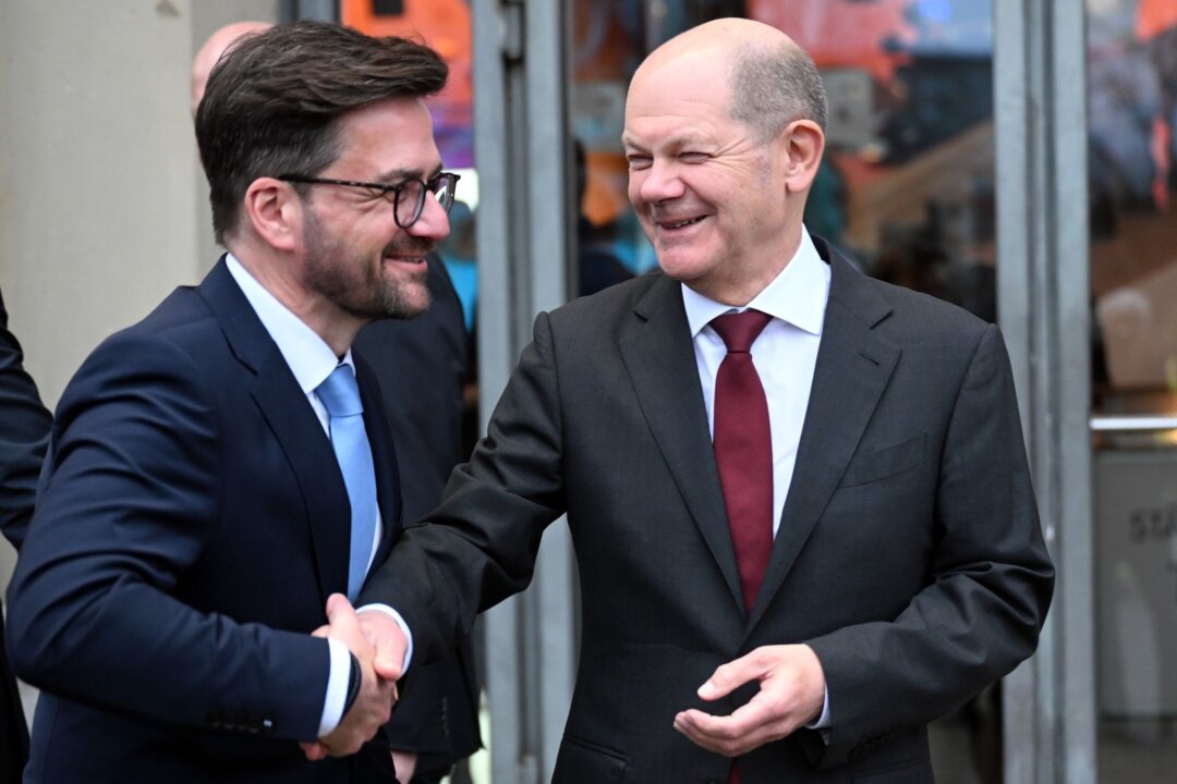 Bundeskanzler Olaf Scholz (SPD, r) begrüßt vor dem Gebäude der Kunstsammlung Nordrhein-Westfalen K21 Thomas Kutschaty.
