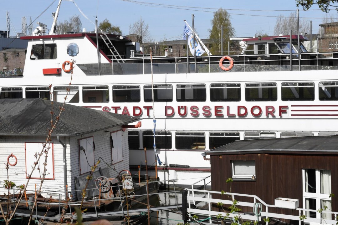 Die MS Stadt Düsseldorf liegt im Hafen.
