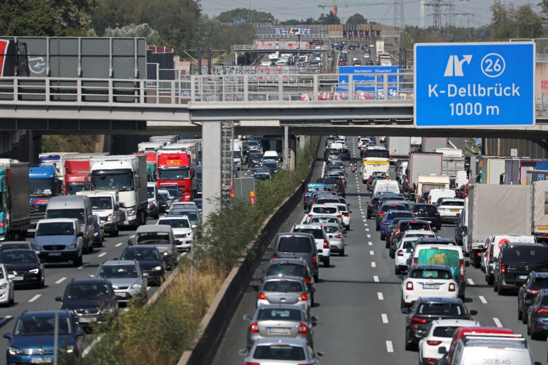 Fahrzeuge stehen auf der Autobahn 3 auf dem Kölner Ring im Stau.