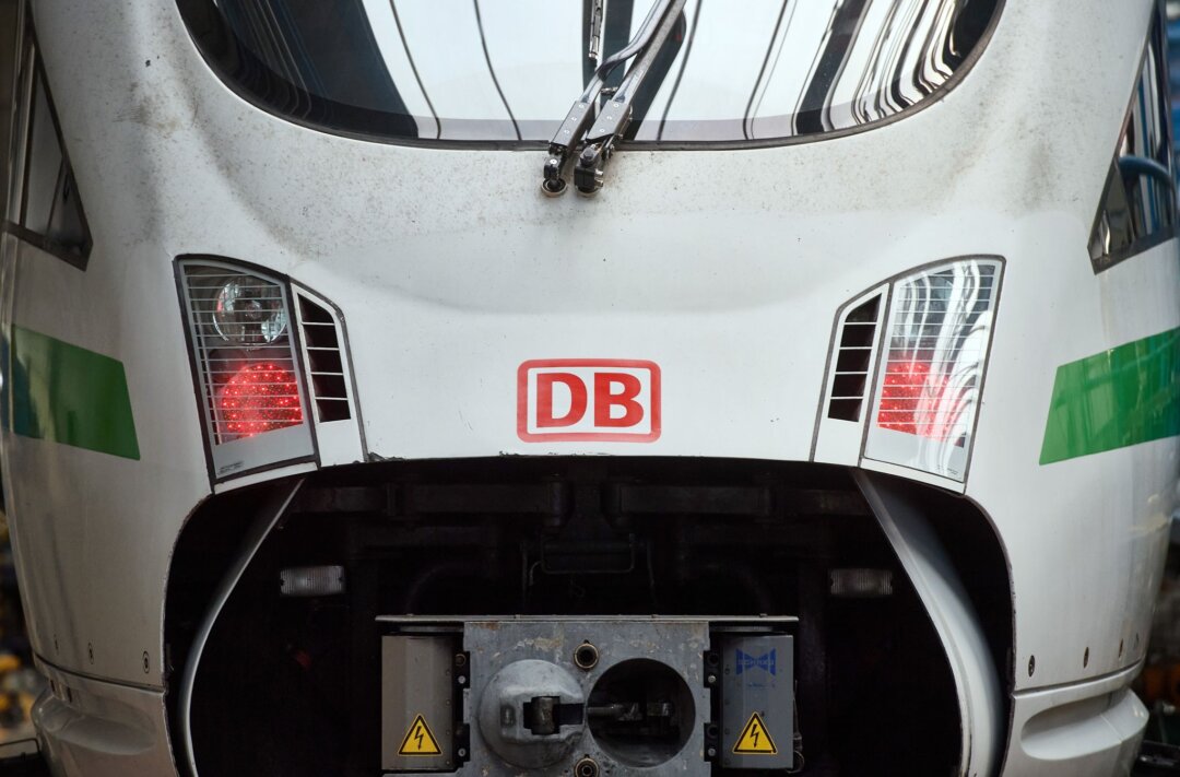 Das Logo der Deutschen Bahn ist auf der Front eines ICE zu sehen.