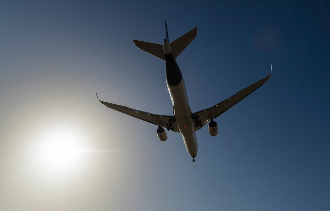 Ein Flugzeug setzt zum Landeanflug an.