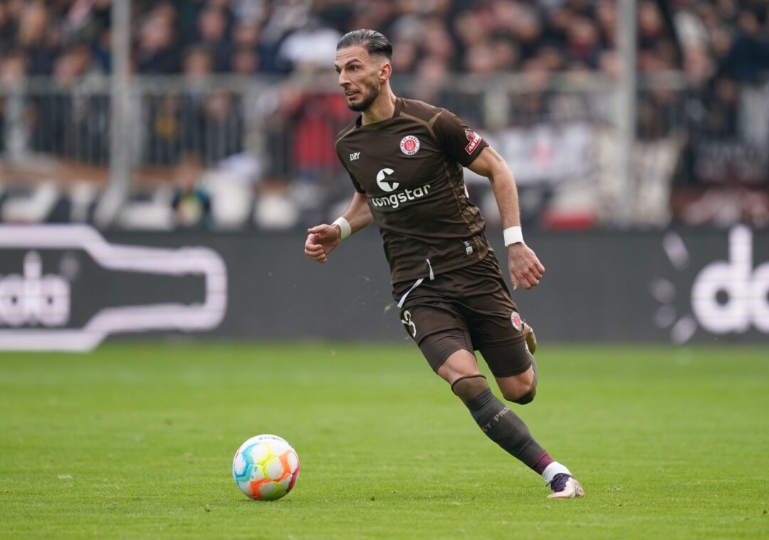 Nach der Transfersperre für den 1. FC Köln ist der Wechsel von Leart Paqarada vom FC St. Pauli wieder offen.