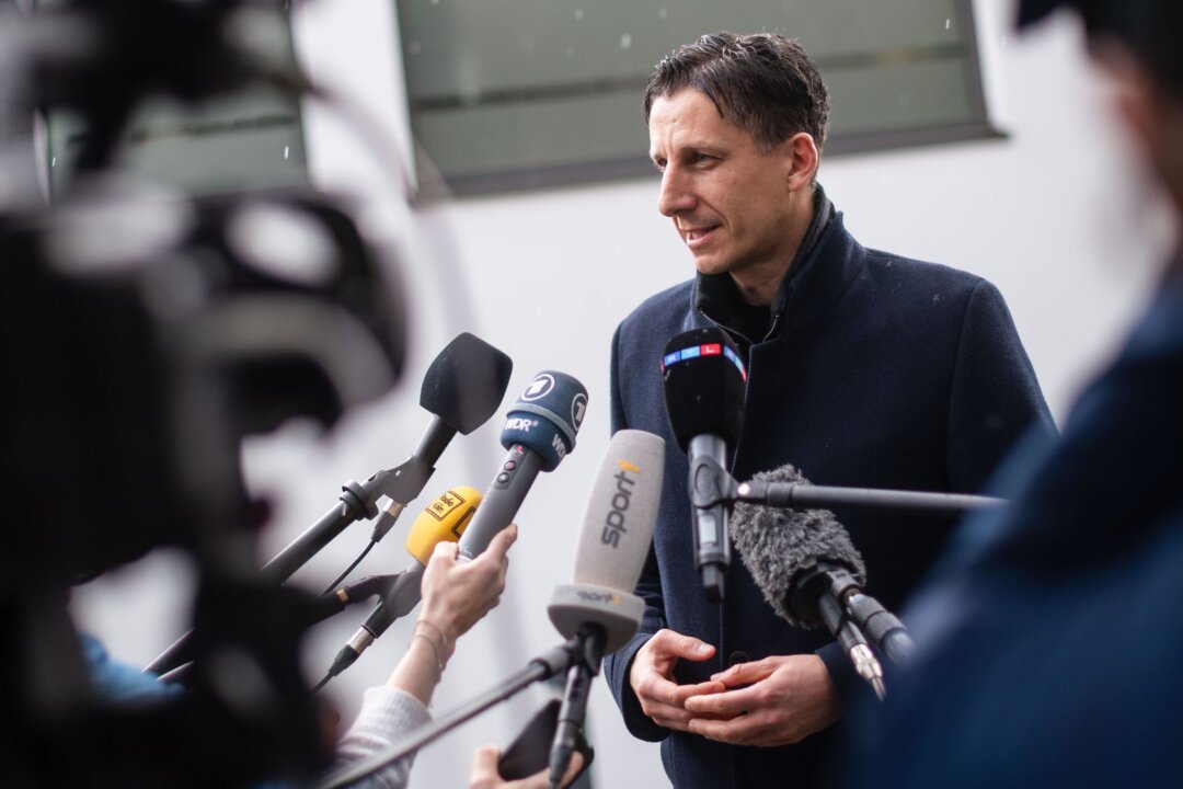 Christian Keller, Geschäftsführer des 1. FC Köln, gibt Journalisten ein Statement.