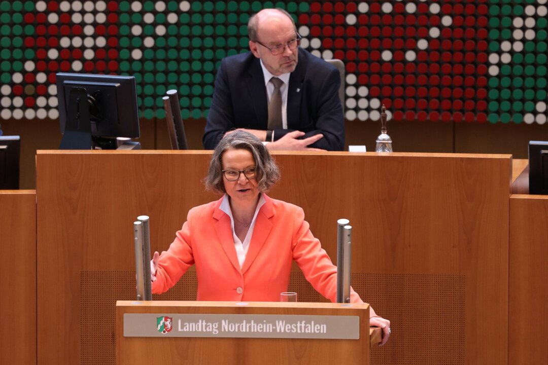 Ina Scharrenbach (CDU), Ministerin für Heimat, Kommunales, Bau und Digitalisierung in Nordrhein-Westfalen, spricht im Landtag.