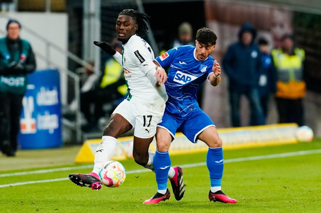 Gladbachs Manu Koné (l) und Hoffenheims Umut Tohumcu kämpfen um den Ball.