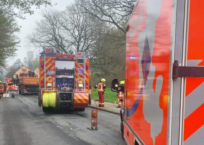 Die Unfallstelle an der Wodanstraße: Rettungskräfte sind im Einsatz. Foto: Feuerwehr Velbert