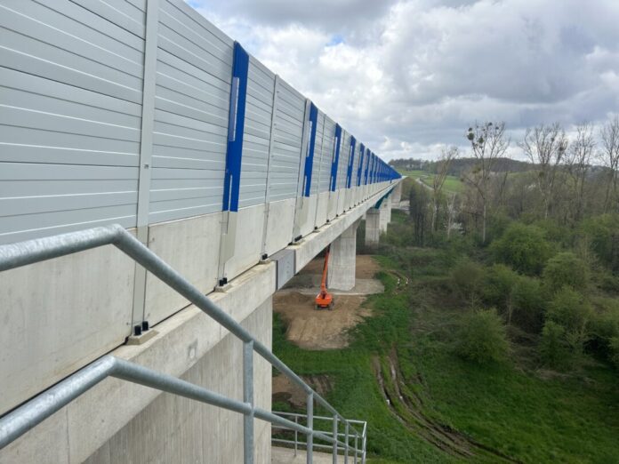 Die Angerbachtalbrücke ist bereits fertiggestellt, für den dahinter befindlichen Abschnitt zwischen Ratingen Ost und Heiligenhaus fehlt das Baurecht. Foto: CDU-Fraktion Ratingen