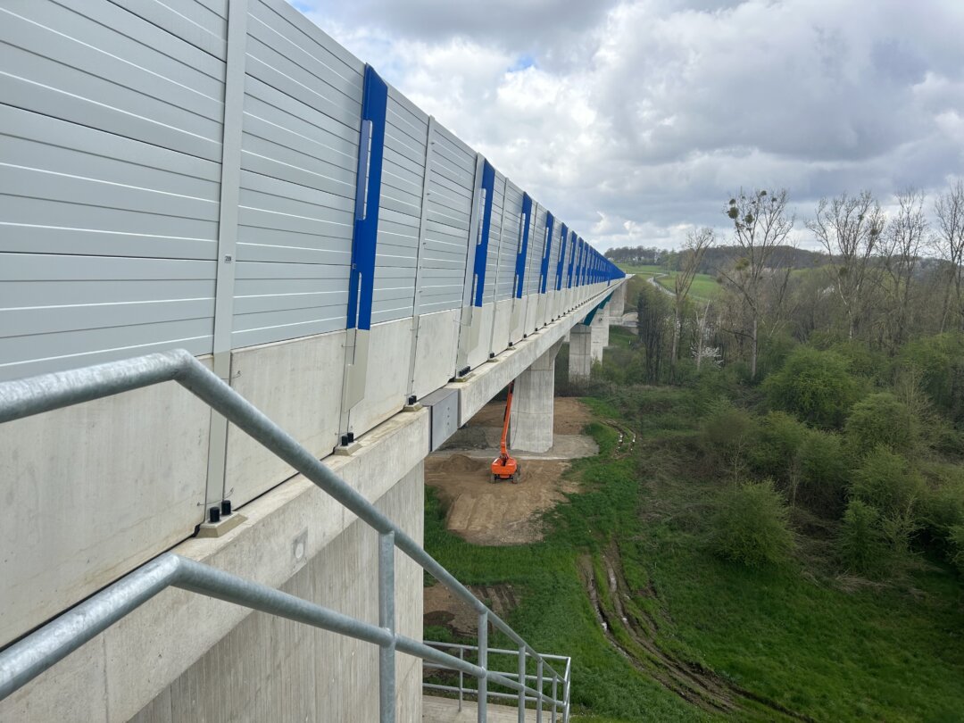 Die Angerbachtalbrücke ist bereits fertiggestellt, für den dahinter befindlichen Abschnitt zwischen Ratingen Ost und Heiligenhaus fehlt das Baurecht. Foto: CDU-Fraktion Ratingen