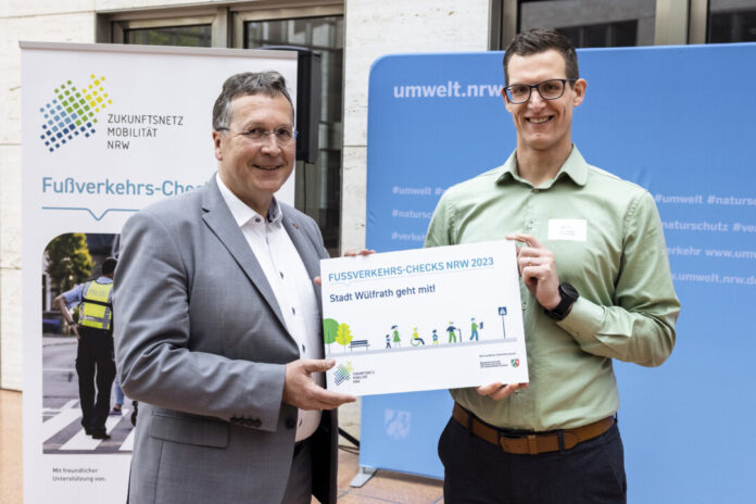 Fußverkehrs-Checks in NRW: Bürgermeister Rainer Ritsche und Klimaschutzmanager Gerd Schlüter mit der Urkunde des Ministeriums für Umwelt, Naturschutz und Verkehr. Foto: Smilla Dankert