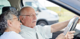 Ein älteres Paar in einem Auto. Foto: VZ NRW/Adpic