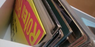 Schallplatten liegen in einem Regal. Foto: Volkmann