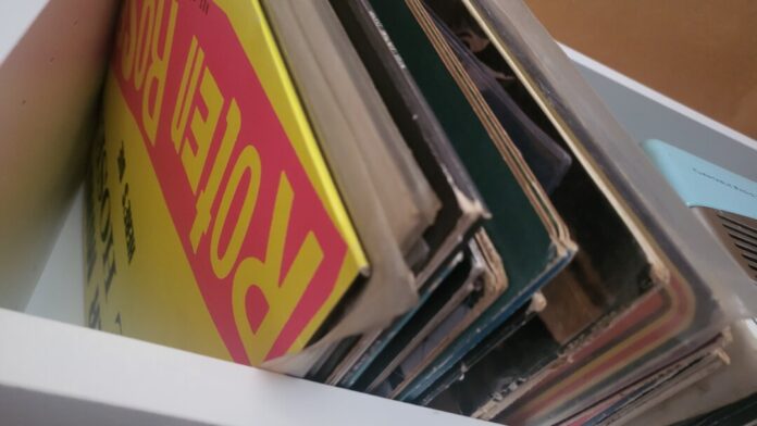 Schallplatten liegen in einem Regal. Foto: Volkmann
