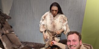Niklas Schnelting vom Besucherservice versteckt Eier in der Dauerausstellung. Foto: Neanderthal-Museum