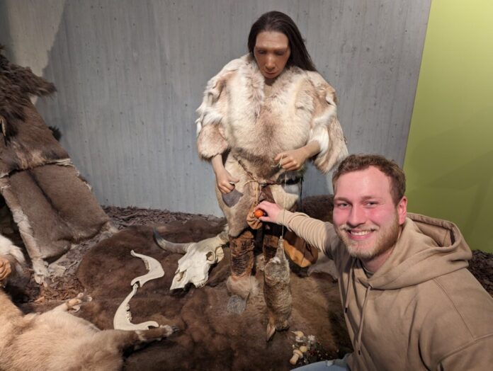 Niklas Schnelting vom Besucherservice versteckt Eier in der Dauerausstellung. Foto: Neanderthal-Museum