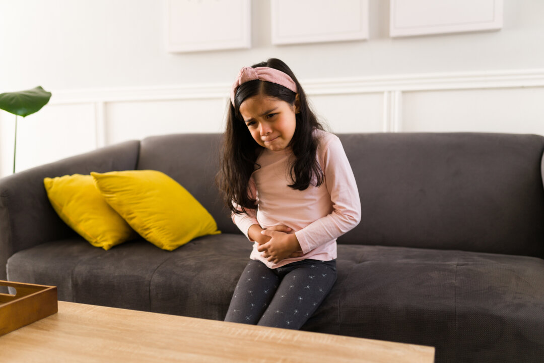 Das nächste Medizinforum geht über das Thema Bauchschmerzen bei Kindern. Foto: Helios/iStock