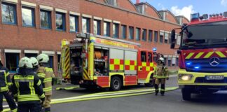 Aufbau eines Löschangriffs durch Einsatzkräfte der Feuerwehr Mettmann. Foto: FW Mettmann