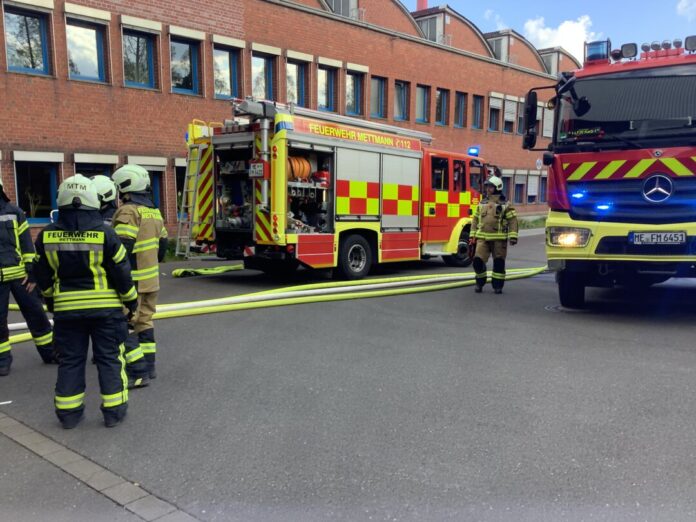 Aufbau eines Löschangriffs durch Einsatzkräfte der Feuerwehr Mettmann. Foto: FW Mettmann