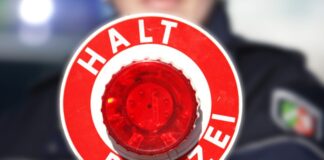 Eine Anhaltekelle der Polizei ist zu sehen. Foto: Polizei