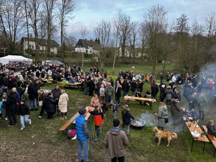 Viele kamen 2023 zum Osterfeuer nach Flandersbach. Foto: BV Flandersbach/Archiv