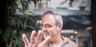 Björn Rosenbaum ist ein Wirbelwind auf der Bühne: Er hat sich drei Mal zum Trize- und zwei Mal zum Vize-Meister in NRW geslammt. Foto: privat