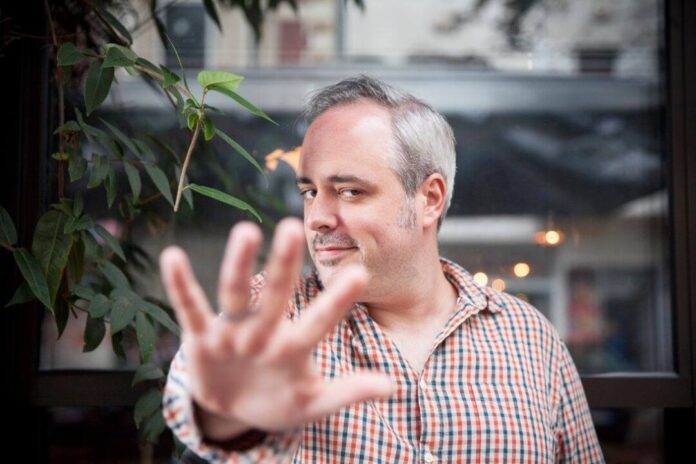 Björn Rosenbaum ist ein Wirbelwind auf der Bühne: Er hat sich drei Mal zum Trize- und zwei Mal zum Vize-Meister in NRW geslammt. Foto: privat