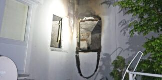 Eine der Wohnungen in dem Mehrfamilienhaus brannte vollständig aus. Foto: Polizei