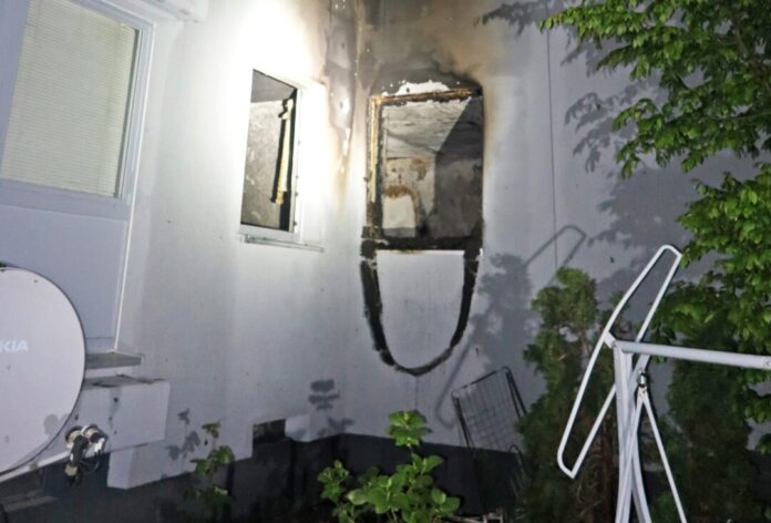 Eine der Wohnungen in dem Mehrfamilienhaus brannte vollständig aus. Foto: Polizei