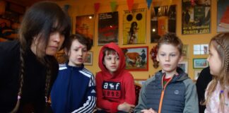 Am Kickertisch ging es zur Sache - und nicht nur die Kinder hatten Spaß. Foto: privat