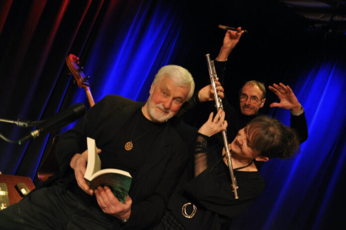 Klaus Harms liest auf seinem Roman, Tanja Kreiskott macht Musik und Hans Dillenberg zaubert. Fotorechte: Künstler