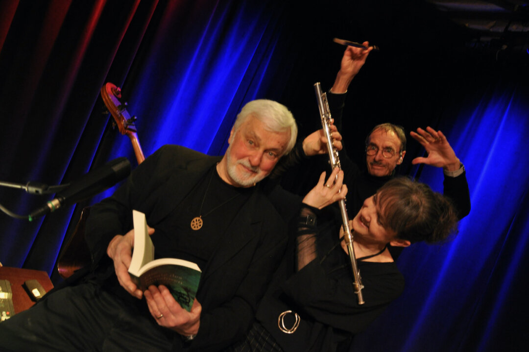 Klaus Harms liest auf seinem Roman, Tanja Kreiskott macht Musik und Hans Dillenberg zaubert. Fotorechte: Künstler