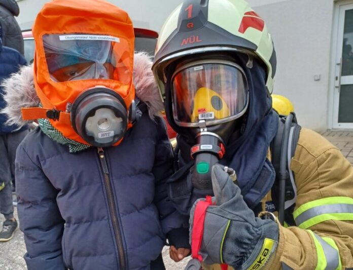 Die Feuerwehr erklärte, was sie macht und was im Ernstfall zu tun ist - für die Jüngsten war der Besuch der Brandschützer ein großer Spaß. Foto: Stadt Wülfrath