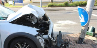Der Mazda prallte frontal gegen den Mast einer Ampel. Foto: Polizei